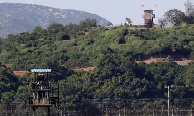 판문점 공동경비구역(JSA)과 강원도 철원 비무장지대(DMZ) 일대 지뢰제거 작업을 앞둔 경기도 중부전선의 남과 북 초소 모습.
