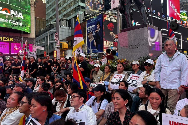 ནིའུ་ཡོག་ཏུ་འདུ་འཛོམས་ཆེ་བའི་ལས་འགུལ་དེའི་སར་ས་གནས་བོད་མི་དང་བོད་དོན་རྒྱབ་སྐྱོར་བ་འབོར་ཆེན་འདུ་འཛོམས་བྱས་འདུག ༢༠༢༦།༠༨།༠༡