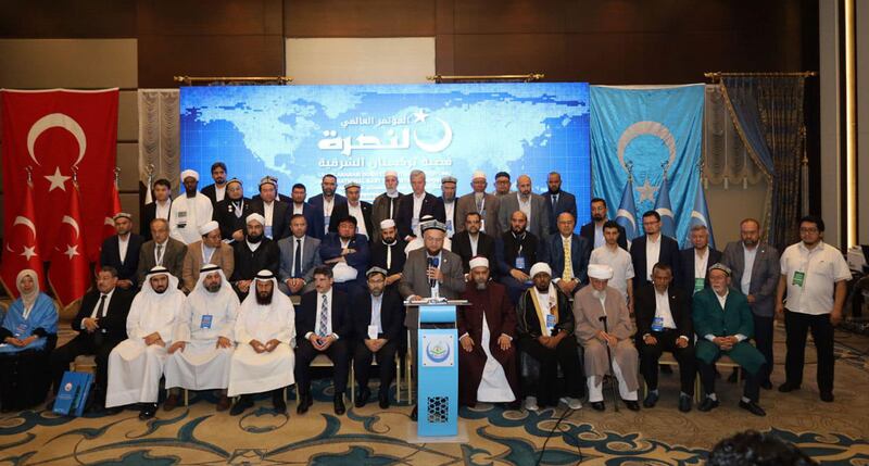 «شەرقىي تۈركىستاننى قوللاش» ناملىق خەلقئارالىق ئىلمىي مۇھاكىمە يىغىنىنىڭ خۇلاسە دوكلاتى ئوقۇلماقتا. 2022-يىلى ئىيۇن، ئىستانبۇل.