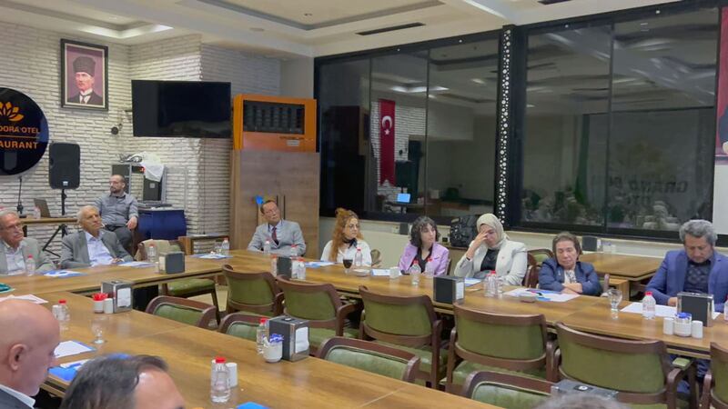 10-ئاينىڭ 1-كۈنى تۈركىيە پايتەختى ئەنقەرەدە ئۆتكۈزۈلگەن «شەرقىي تۈركىستاننىڭ ئىشغال قىلىنىشىنىڭ 75-يىلىدا» تېمىسىدىكى مۇخبىرلارنى كۈتۈۋېلىش يىغىنى كۆرۈنۈشى. 2024-يىلى 1-ئۆكتەبىر، ئەنقەرە