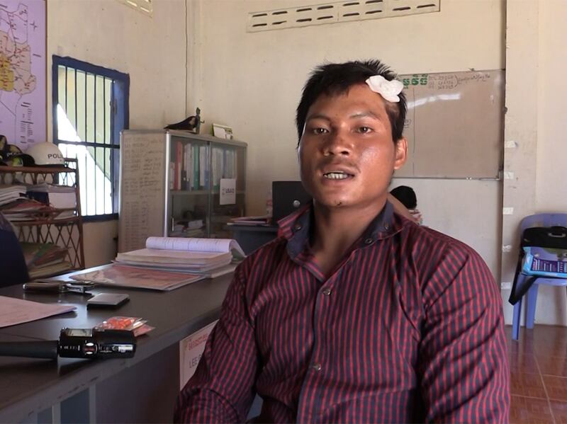 អ្នកនេសាទខ្មែរម្នាក់ក្នុងចំណោម ១៤នាក់ផ្សេងទៀត ដែលត្រូវអ្នកនេសាទវៀតណាម ព្រួតគ្នាវាយឲ្យរងរបួសបែកក្បាល នៅឃុំកំពង់ភ្លុក មកដាក់ពាក្យប្ដឹងនៅអធិការនគរបាលស្រុកប្រាសាទបាគង ខេត្តសៀមរាប នៅថ្ងៃទី១៥ ធ្នូ ឆ្នាំ២០១៥។
