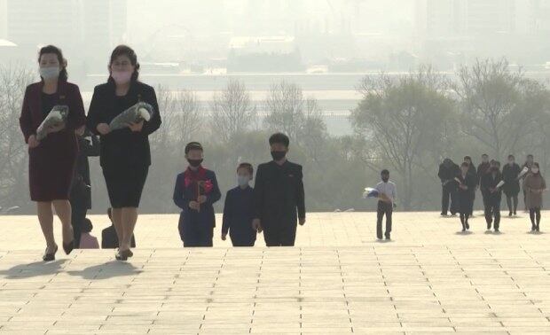 2020년 태양절, 한산한 만수대 광장에 마스크를 쓰고 헌화를 하러 온 북한 주민들의 모습. 