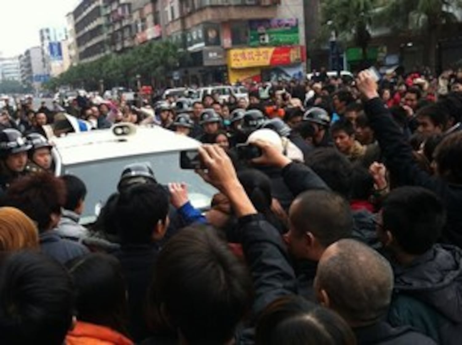 图片：佛山城管打人引发群体事件。（中国茉莉花革命网站）