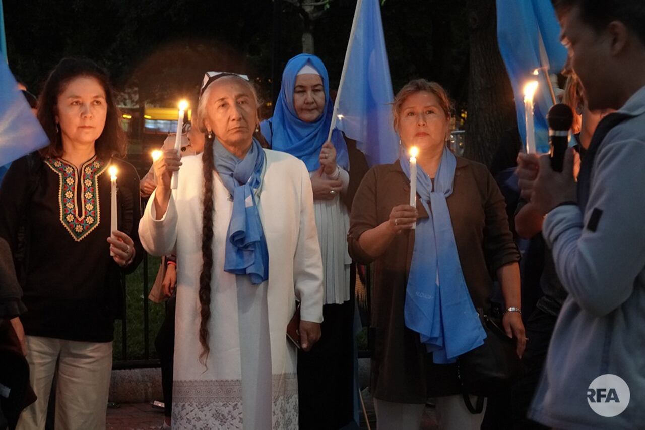 美國的維吾爾協會和維吾爾人權項目共同組織上周五晚(22日)在白宮門前進行了一場燭光請願活動,要求美國與中國進行外交活動時,談人權問題。(馬立克 攝)