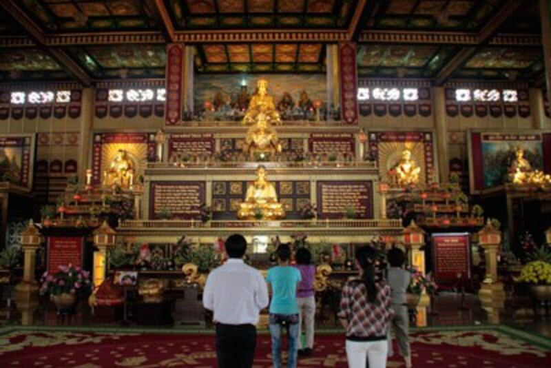 Thờ Phật chung với thờ Hồ Chí Minh bên trong Khu du lịch Lạc Cảnh Đại Nam Văn Hiến, ảnh chụp hôm 12/02/2011. RFA PHOTO.