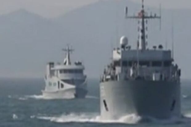 解放軍駐港部隊在維多利亞港進行多項實戰演練。(網上視頻截圖)