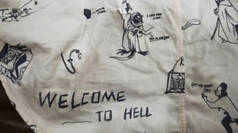 中國服裝品牌JNBY近期推出的一個服裝系列生產的童裝上印有被認定為印度人的人被槍擊的圖像，並印有「歡迎來到地獄」和「讓我摸摸你」等短語。（推特圖片）