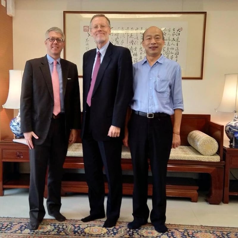 美国在台协会(AIT)台北办事处长郦英杰与高雄市长韩国瑜会面。(截图自AIT脸书)