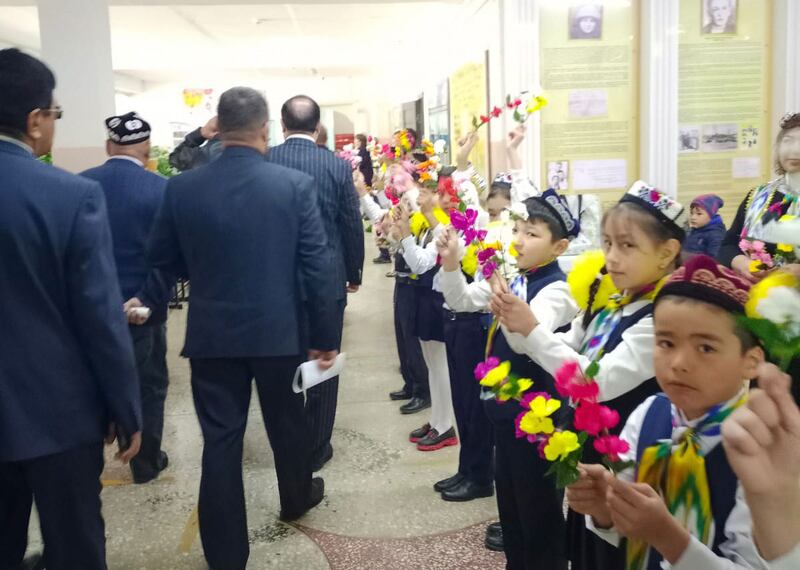 قازاقىستاننىڭ بايسېيىت يېزىسىدا ئۆتكەن رەسسام ئاۋاكرى شەمسىگە بېغىشلانغان «مەڭگۈلۈك ھايات» ياش رەسساملار كۆرگەزمىسىدىن كۆرۈنۈش. 2023-يىل 25-مارت.
