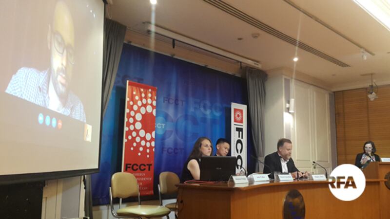 (ពី​ឆ្វេង​ទៅ​ស្ដាំ)លោក សិបប៊ែសស្ទៀនស្ទ្រែងជីអូ (Sebastian Strangio) កញ្ញា​ ជូលៀ វ៉លឡេស (Julia Walllace)លោក ធីតទីណាន ពុងសុធីរ៉ាក់ (Thitinan Pongsudhirak) លោក ឃីងស៊្លី អាបុតថ៍​(Kingsley Abbott) ក្នុង​​កិច្ច​ពិភាក្សា​ស្ដី​ពី​ការ​បោះឆ្នោត​នៅ​កម្ពុជា​ រៀបចំ​ដោយ​​ក្លឹប​អ្នក​ឆ្លើយ​ឆ្លង​​​ព័ត៌មាន​បរទេស​នៃ​ប្រទេស​ថៃ (Foreign Correspondent Club of Thailand) កាល​ពី​ថ្ងៃ​ទី​១១ ខែ​កក្កដា ឆ្នាំ២០១៨។