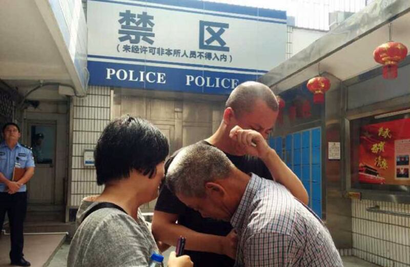 2014年8月22日，當庭獲釋的念斌和姐姐念建蘭等家人相擁而哭。（游精佑提供）