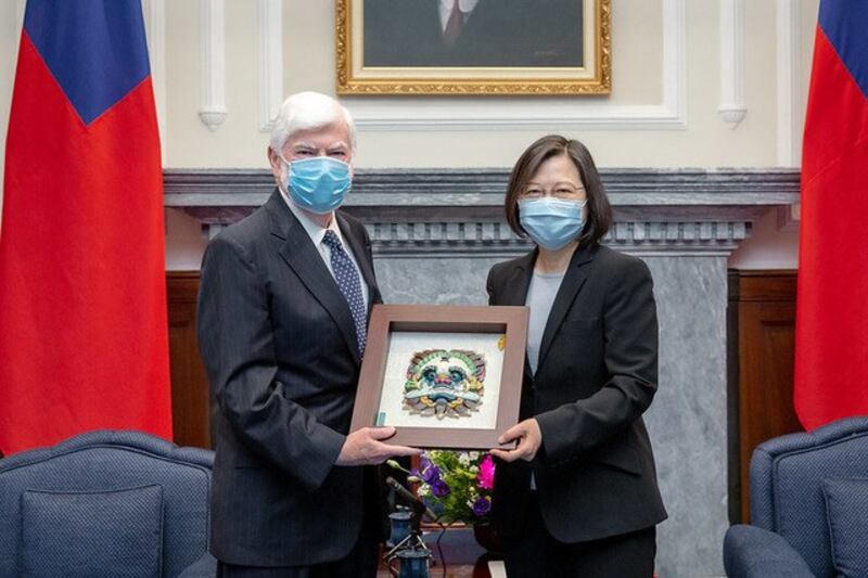 台湾总统蔡英文在总统府接见美国访问团。(总统府提供)