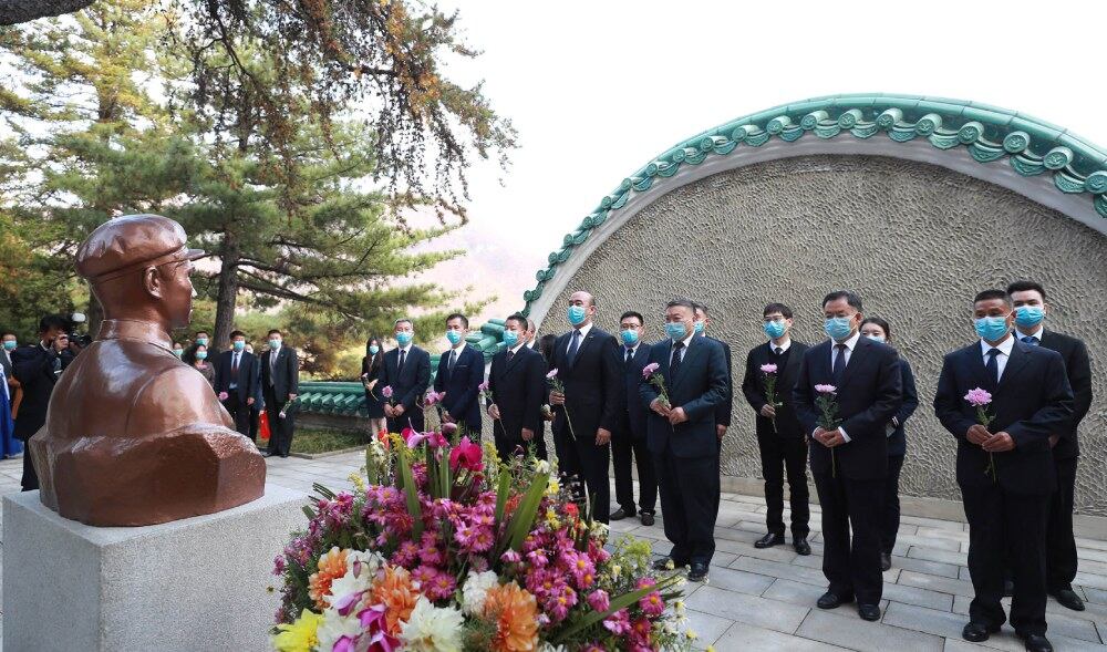 21일 중국이 6·25전쟁 참전 70주년을 맞아 평안남도 회창군에 있는 중공군 열사능에 꽃바구니를 보냈다고 조선중앙통신이 보도했다.