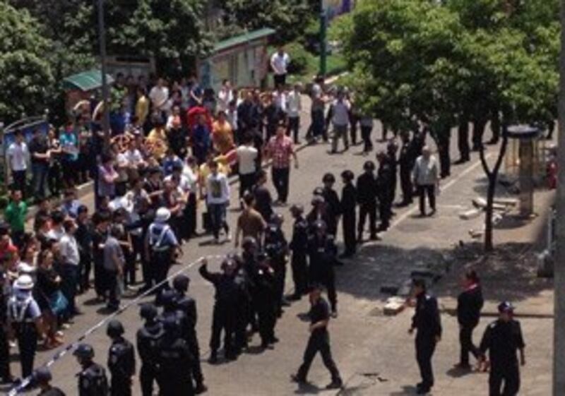图片: 大批警员在场戒备。 (中国茉莉花革命网)