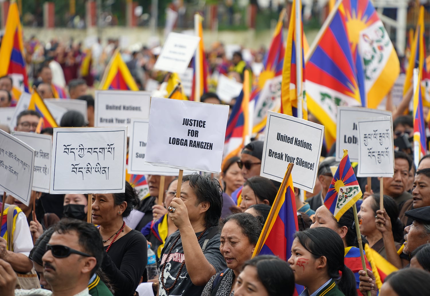 པཎ་འཇབ་ཚོང་པ་མང་པོས་བློ་དགའ་རང་བཙན་ལཊ་སུ་རྗེས་དྲན་གྱི་ལས་འགུལ་ནང་མཉམ་ཞུགས་གནང་པ།