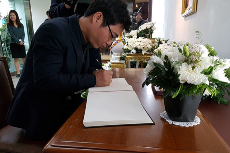 지성호 나우 대표가 조문록에 글을 작성하고 있다. RFA PHOTO/ 목용재