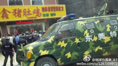 图片：东莞民工游行讨薪 特警出动镇压。（中国茉莉花革命网）