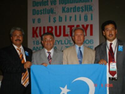 Uyghur-wekilliri-200.jpg