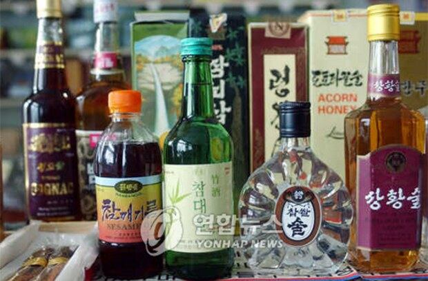 북한 개성시 자남산 여관 로비 상점에 전시된 북한 술.