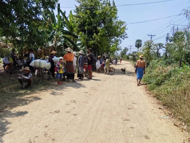 စစ်ကိုင်းတိုင်းဒေသကြီး ယင်းမာပင်မြို့နယ်မှ စစ်ဘေးဒုက္ခသည်များအား ၂၀၂၄ ခုနှစ် မေလ ၁၃ ရက်နေ့က တွေ့ရစဉ်။ (ဓာတ်ပုံ - စစ်ကိုင်းပြည်သူ ဖေးမကူကွန်ရက်)