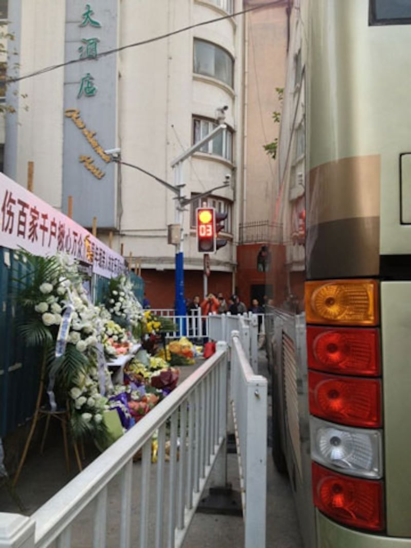2012年11月15日，下午的活動結束不久後，當局刻意以大巴士把放置在火災大樓外的花牌擋住。(王先生 提供)
