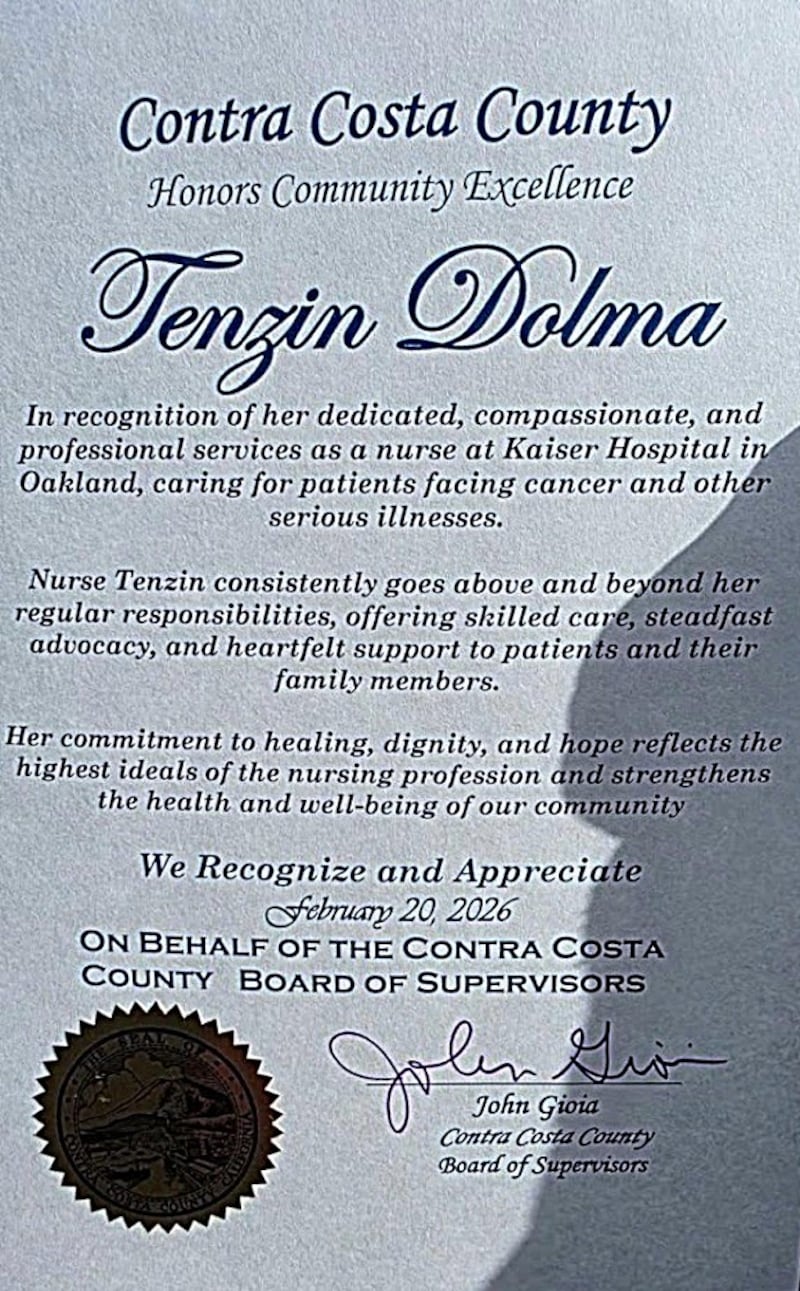 བོད་པའི་སྨན་ཞབས་པ་གཅིག་ལ་ཀོན་ཏྲ་ཀོས་ཊ་རྫོང་གིས་ཆེ་བསྟོད་ངོས་འཛིན་གྱི་ཕྱག་འཁྱེར་གནང་པ།