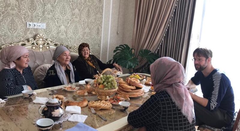 دانىيەلىك ئانتروپولوگ، ئۇيغۇر مەدەنىيەت تەتقىقاتچىسى رۇنې ستىنبېرگ ئۇيغۇرلار بىلەن سۆھبەت قىلماقتا. 2022-يىلى ئىيۇل، قىرغىزىستان.