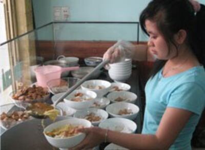 Sinh viên làm thêm tại một quán ăn, hình ảnh minh họa. RFA PHOTO.