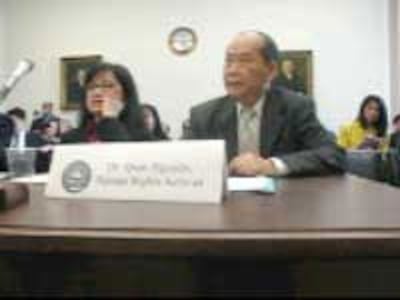 BS Nguyễn Quốc Quân đang thuyết trình về tình trạng thiếu nhân quyền tại VN. Photo RFA.