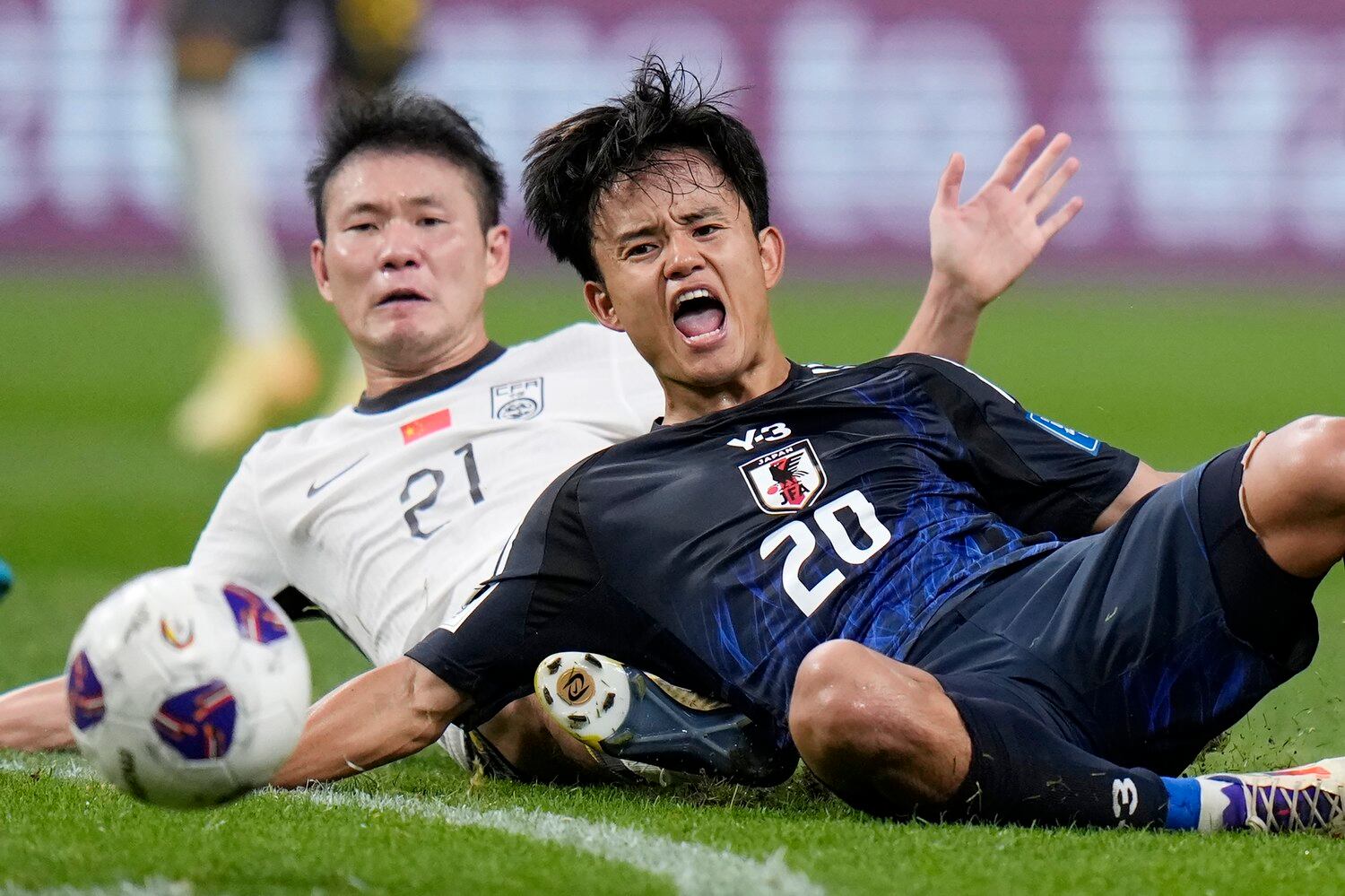 일본 사이타마현의 사이타마 스타디움에서 열린 일본과의 '2026 국제축구연맹(FIFA) 북중미 월드컵' 아시아 지역 3차 예선 조별리그 C조 1차전 경기 중 일본의 구보 다케후사와 중국의 리위안이가 볼 경합을 벌이고 있다.