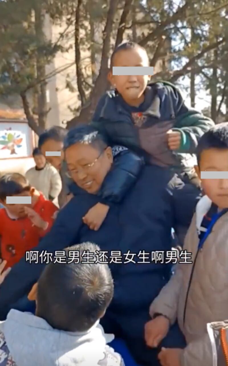 涉性侵多名殘障學生的隨縣博愛特校校長劉愛業，案發前經常在他抖音進行「形象包裝」，亦被媒體稱為「愛心爸爸」。（影片截圖）