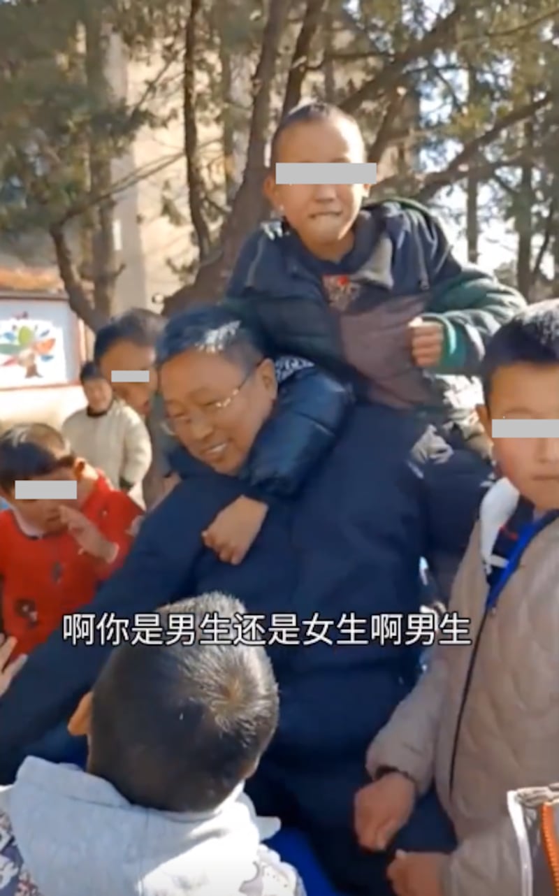 涉性侵多名殘障學生的隨縣博愛特校校長劉愛業,案發前經常在他抖音進行「形象包裝」,亦被媒體稱為「愛心爸爸」。(影片截圖)