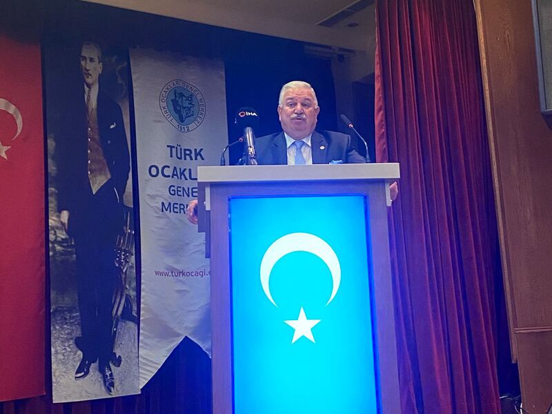 ئەنقەرەدە ئۆتكۈزۈلگەن 20-ئەسىردە قۇرۇلغان ئىككى شەرقىي تۈركىستان جۇمھۇرىيىتىنى خاتىرىلەش يىغىنىدا پارلامېنت ئەزاسى دوغان بېكىن سۆزلەۋاتىدۇ. 2024-يىلى 9-نويابىر، ئەنقەرە