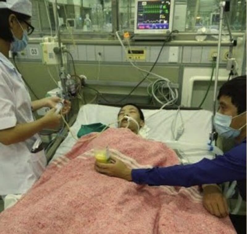 Em Đỗ Đăng Dư lúc đang cấp cứu tại bệnh viện Bạch Mai. Citizen photo.