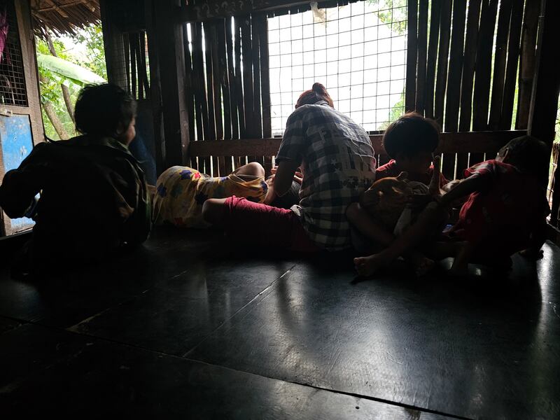 ဧရာဝတီတိုင်းတွင် ခင်ပွန်းဖြစ်သူ စစ်မှုထမ်းဆင့်ခေါ်ခံရပြီးနောက်ပိုင်း စားဝတ်နေရေး ခက်ခဲကျပ်တည်းမှုဒဏ်ကို ရင်ဆိုင်နေကြရသည့် မိသားစုဝင်များအား ၂၀၂၄ ခုနှစ် ဇွန်လ ၅ ရက်နေ့က တွေ့ရစဉ်။