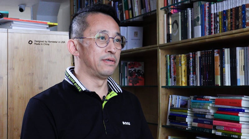 季风书园总经理于淼介绍,目前DC季风书园大约有一万种书籍,其中七成是中文书籍。(Jim拍摄)