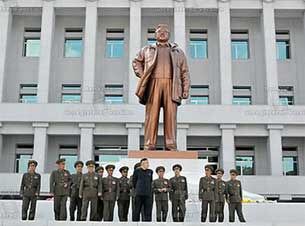 북한 김정은이 국가안전보위부에 새로 세워진 김정일 동상을 찾았다고 조선중앙통신이 7일 보도했다. 