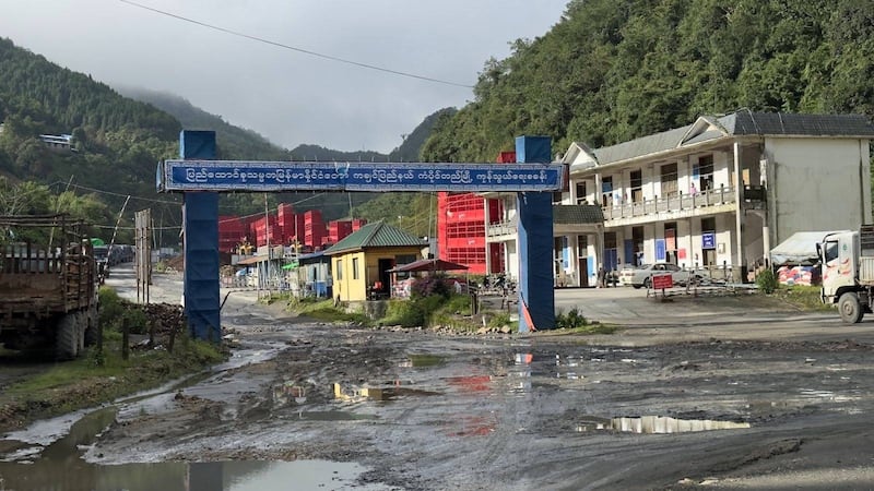 ကချင်ပြည်နယ်၊ ဝိုင်းမော်မြို့နယ် ကံပိုင်တည်မြို့ရှိ ကုန်ကားယာဉ်ရပ်နားစခန်းကို ၂၀၂၃ ခုနှစ် ဇူလိုင်လ ၂ ရက်နေ့က တွေ့ရစဉ်။ (Photo: RFA)