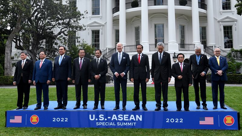 အမေရိကန်နှင့် အာဆီယံ ခေါင်းဆောင်တွေကို ၂ဝ၂၂ ခုနှစ် မေလ ၁၂ ရက်နေ့မှာ အမေရိကန်သမ္မတ အိမ်ဖြူတော်ရှေ့တွင် တွေ့ရစဥ် (AFP Photo)