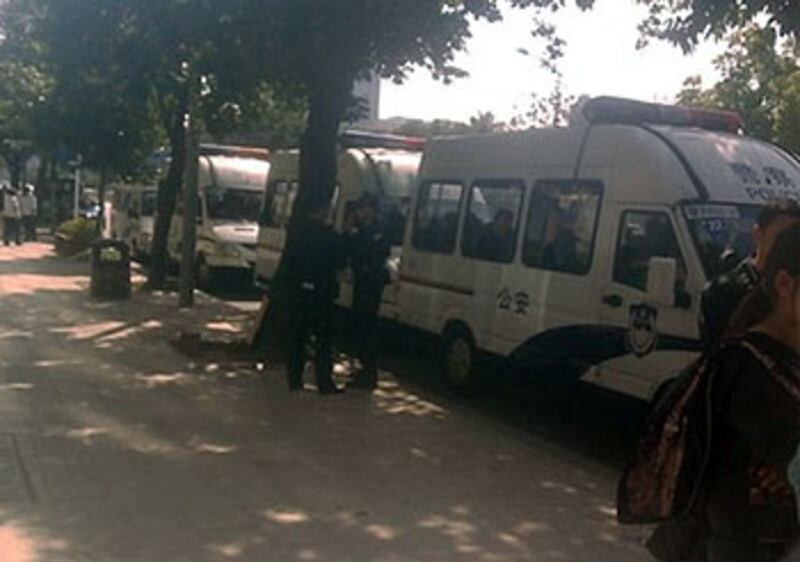 深圳民警王登朝上訴案，原定2月1日開庭。法院外戒備森嚴，停泊了多輛警車。（賴先生提供）