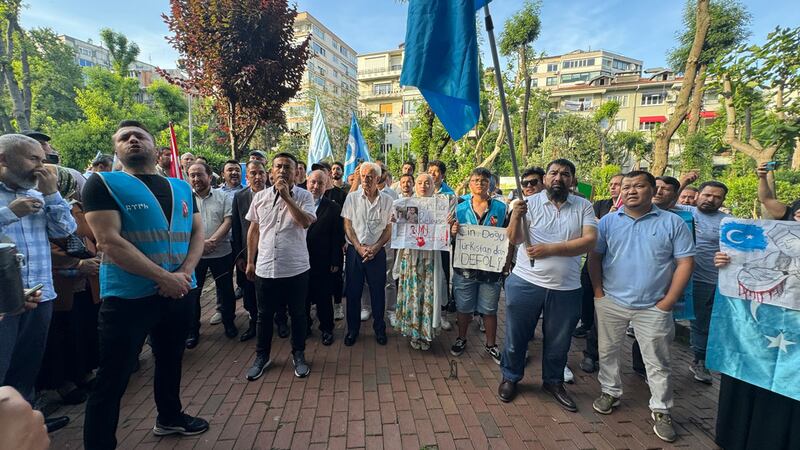 خىتاي ئۈرۈمچىدىن كەلتۈرۈلگەن ئۇيغۇر سەنئەتچىلەرنىڭ ئورۇنلىشىدا ناخشا - ئۇسۇل پىروگراممىسى ئۆتكۈزمەكچى بولغان شىشلى جەمال رەشىت بەي تىياتىرخانىسىنىڭ ئالدىدا نامايىشچىلار. 2024-يىلى 2-ئىيۇن، ئىستانبۇل.