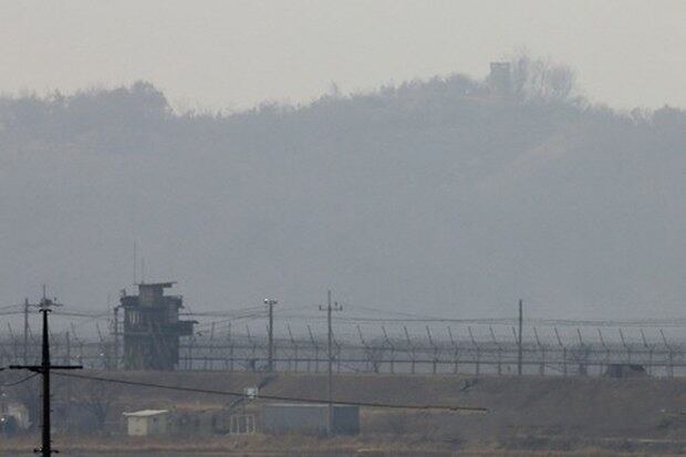 북한이 유엔 안전보장이사회(안보리)의 대북 제재 결의 직후 동해상으로 단거리 발사체를 쏘며 무력시위를 한 3일 경기도 파주시 임진강변에서 남북한 초소가 마주보고 있다.