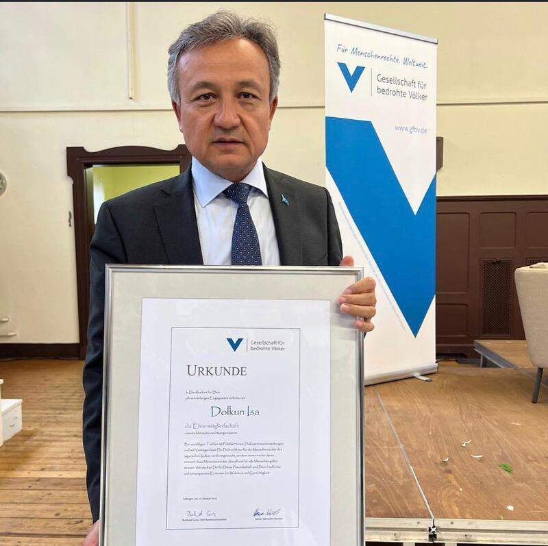 خەتەر ئاستىدىكى مىللەتلەرنى قوغداش تەشكىلاتى بۇ يىللىق «پەخرىي ئەزالىق شەرەپنامىسى» نى دولقۇن ئەيسا ئەپەندىگە تەقدىم قىلدى. 2022-يىلى 15-ئۆكتەبىر، گېرمانىيە.