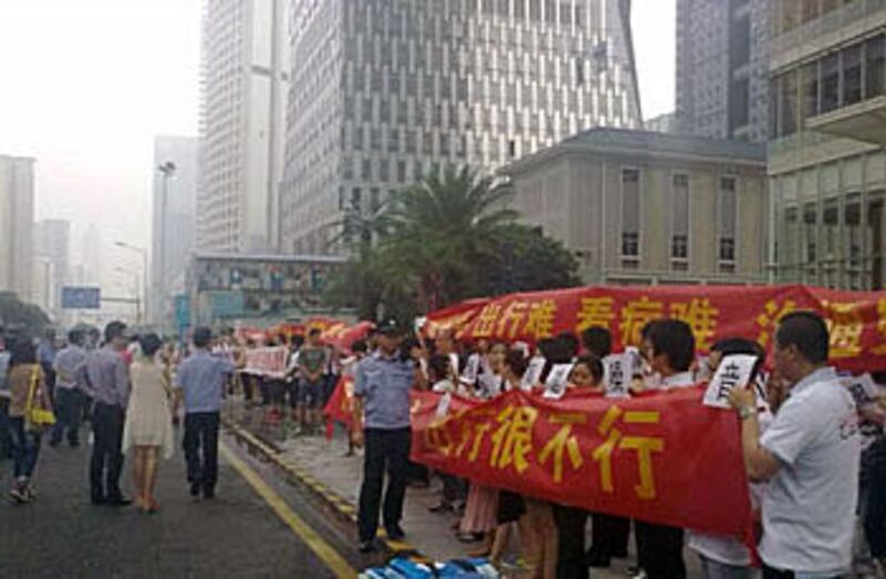 2012年6月13日，廣州富力金港城的業主到富力地產總部維權，手持橫額，要求改善交通配套及噪音問題。(業主小五提供)