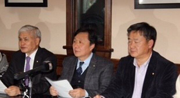 민주평화통일자문회의 워싱턴협의회의 황원균 회장과 소속 간부들은 18일(현지시간) 기자회견을 열어 북한의 4차 핵실험을 강력히 규탄하는 내용의 결의문을 미국 의회에 전달했다고 밝혔다.