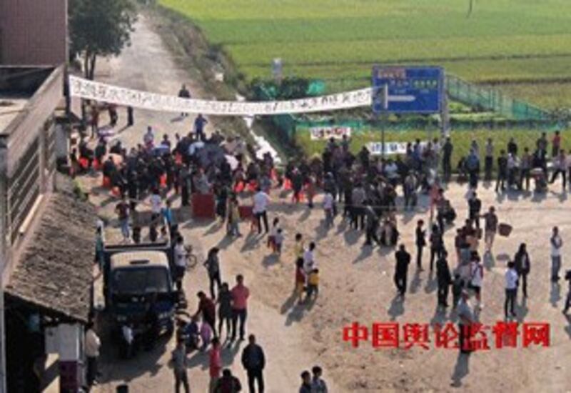 图片: 村民堵路抗议。 (中国舆论监督网/记者乔龙)