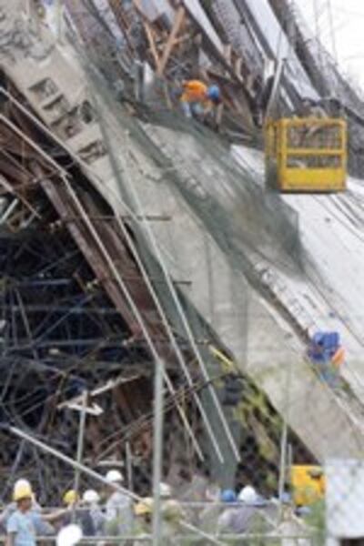 CanThoBridgeCollapse150.jpg