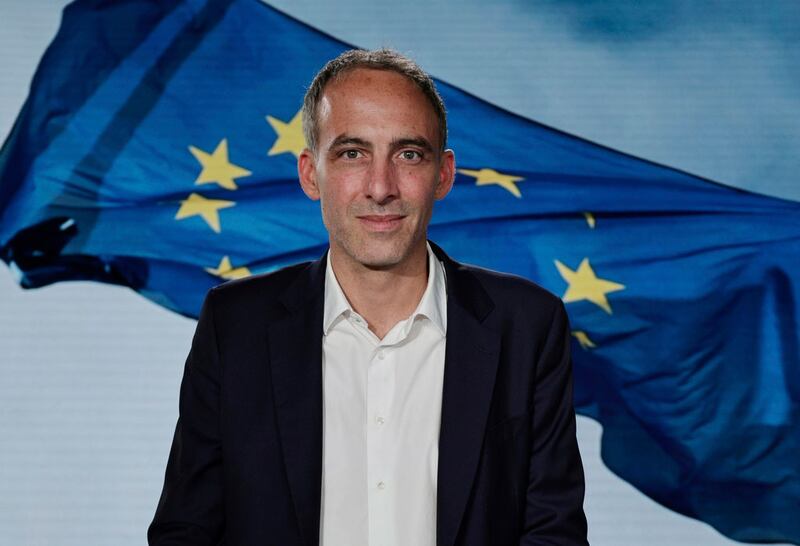 ياۋروپا پارلامېنتى سايلىمىغا قاتناشقان ئاساسلىق پارتىيەلەردىن سوتسىيالىستلار پارتىيەسىنىڭ باش نامزاتى رافائېل گلۇكىسمەن (Raphaël Glucksmann) ئەپەندى فىرانسىيە تېلېۋىزىيەسىدە مۇنازىرىگە قاتنىشىش ئالدىدا. 2024-يىلى 4-ئىيۇن.