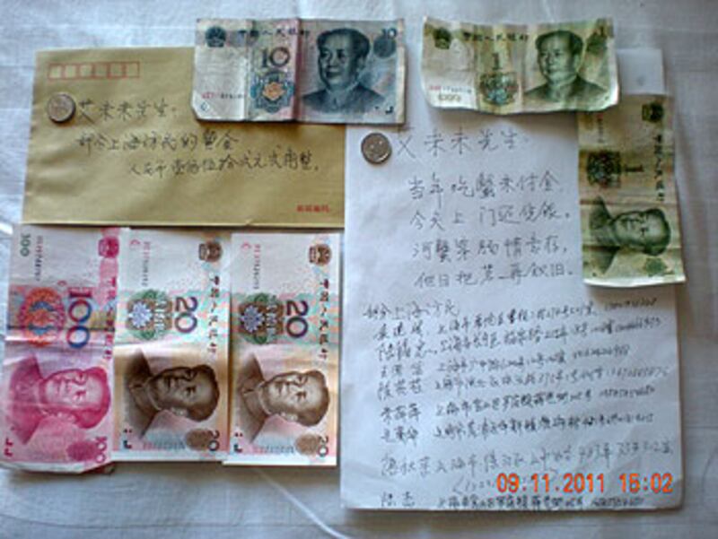 AiWW_Shanghai_petitioner_money350.jpg
