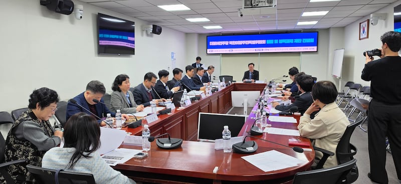 1일 한국 국회에서 열린 '더불어민주당 북한이탈주민특별위원회 입법 및 정책과제 제안 간담회'.
